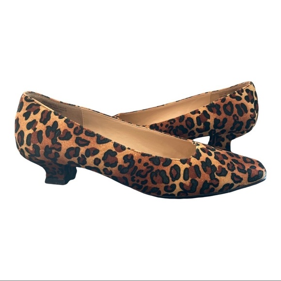 Karen Scott sz 6.5 leopard print velvet kitten heels - Picture 1 of 15